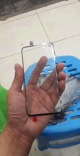 حفره نمایشگر گوشی گلکسی اس 10 با سایزی متفاوت از گلکسی ای 8 اس